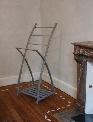 Pochoir blanc sur un plancher de pin, en accord avec un mur tra�t� au badigeon de chaux.