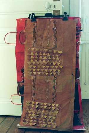 Sylvie Christophe, sacs peints dans l'atelier, 1996.